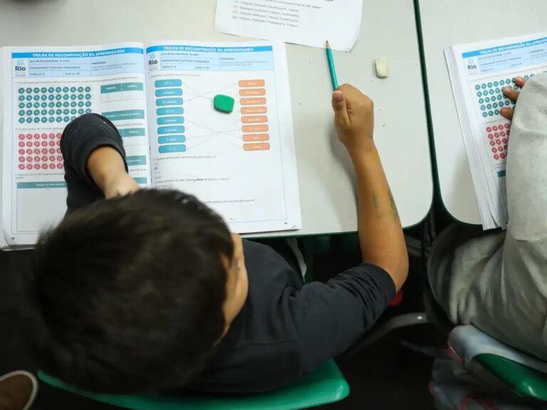 A Influência da Esquerda na Educação: Um Monopólio Ideológico em Questão