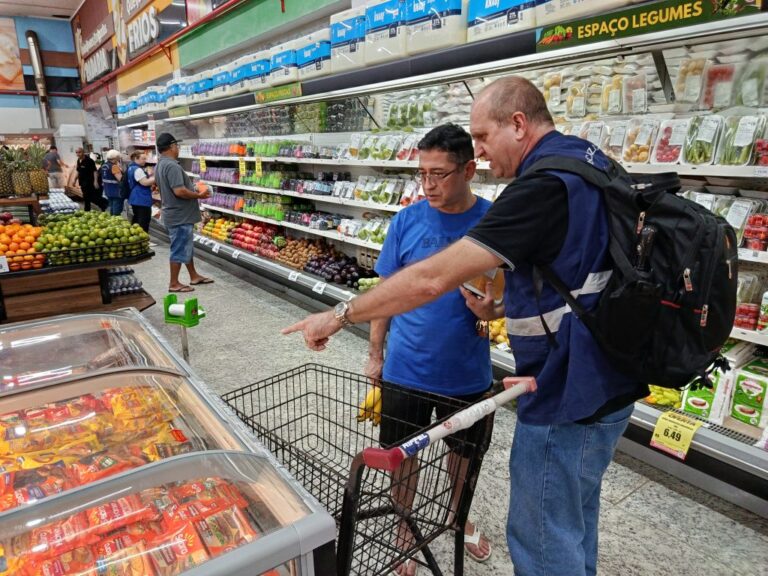 Operação ‘Natal com Saúde’ em Manaus: 688 quilos de alimentos impróprios descartados