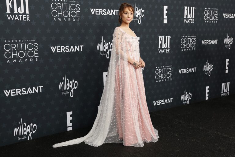 Ariana Grande Brilha de Morena no Critics Choice Awards 2026 com Look Inspirado em Glinda