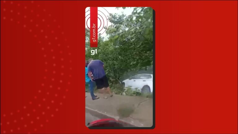 Carro Cai em Área de Mata na Avenida do Turismo Durante Chuva em Manaus