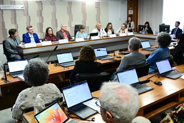 Comissão de Educação do Senado: 30 Projetos em Pauta Após o Recesso Parlamentar Comissão de Educação do Senado: 30 Projetos em Pauta Após o Recesso Parlamentar