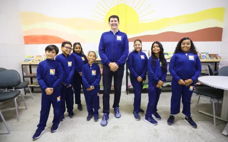 Prefeito Simão Introduz Casacos no Fardamento Escolar em Petrolina