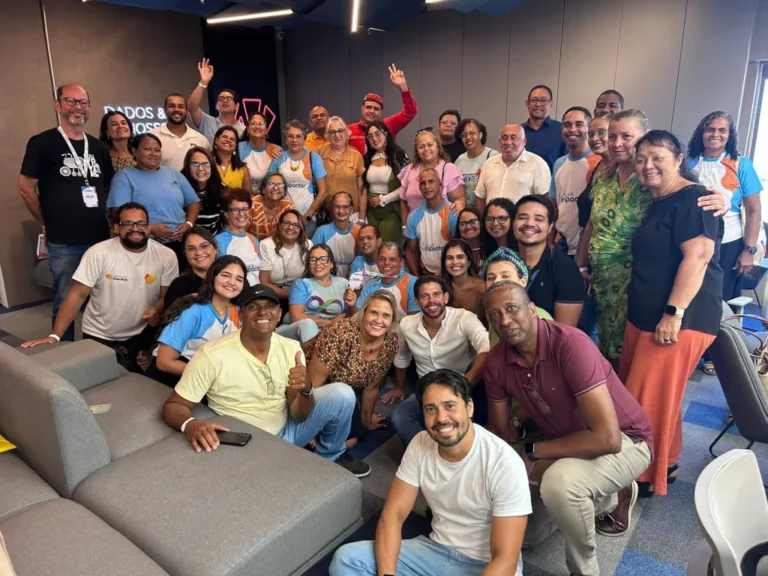 Recife Impulsiona Inclusão Digital com Entrega de Computadores no Bora Impactar