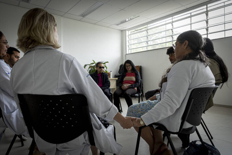 São Paulo: Terapia em Grupo Auxilia Pessoas em Luto a Superar a Dor