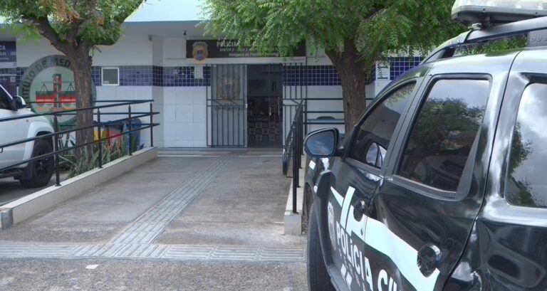 Dupla Suspeita de Furtar Idoso é Detida por Populares em Petrolina Dupla Suspeita de Furtar Idoso é Detida por Populares em Petrolina