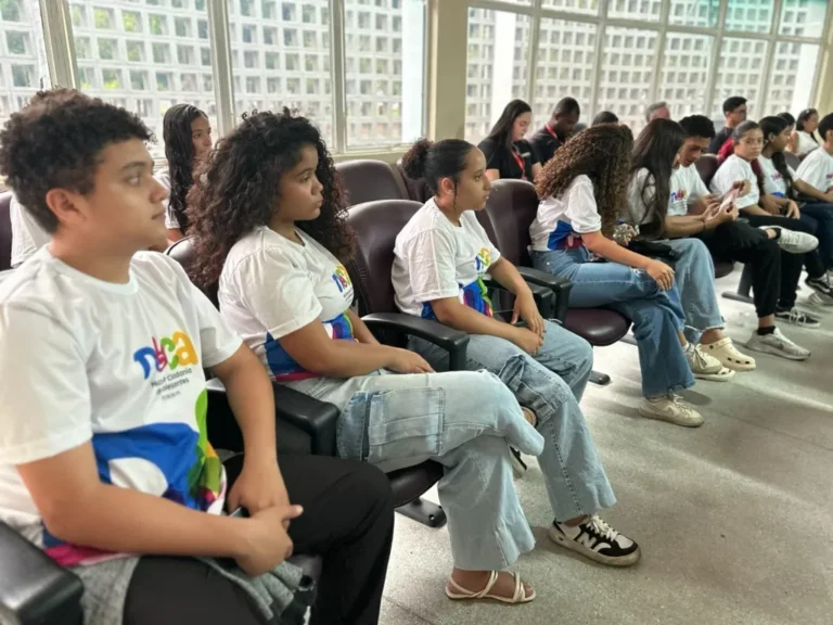 Adolescentes do NUCA Petrolina Recebem Certificação em Evento de Educação Financeira Adolescentes do NUCA Petrolina Recebem Certificação em Evento de Educação Financeira