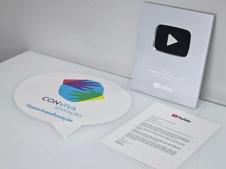 Canal do Conviva Educação no YouTube Atinge 100 Mil Inscritos e Recebe Placa de Prata