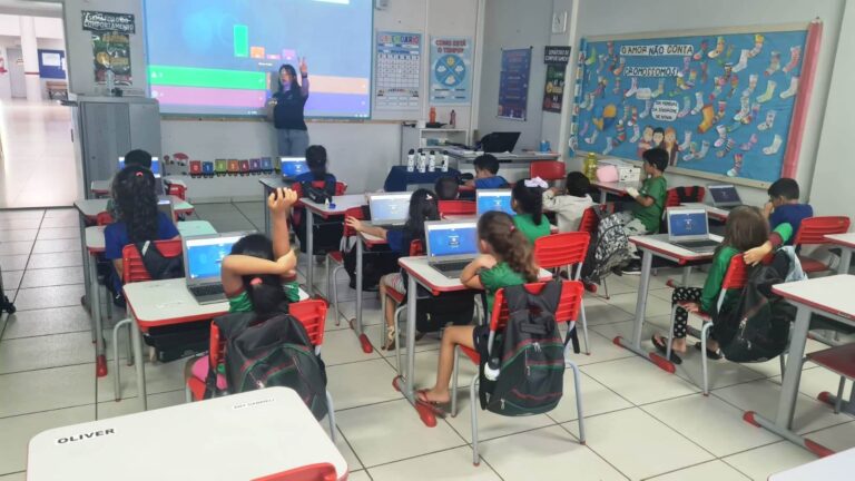 Educação Lúdica: EMEB Pequeno Príncipe Inova com Tecnologia nas Aulas Educação Lúdica: EMEB Pequeno Príncipe Inova com Tecnologia nas Aulas