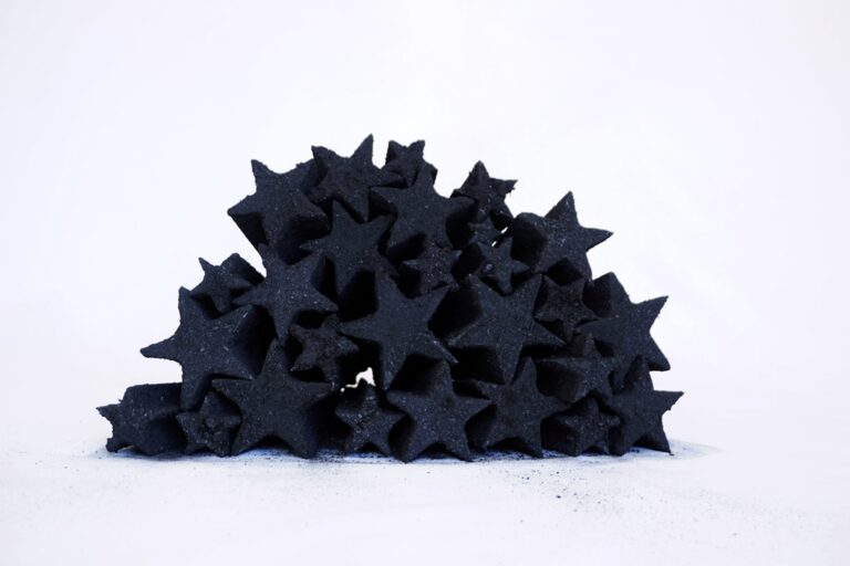 Exposição ‘Monturo’ de Gustavo Torrezan: Uma Crítica à Cultura do Acúmulo na Modernidade