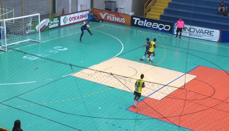 Goleiro Brilha com Gol Histórico em Jogo de Futsal Goleiro Brilha com Gol Histórico em Jogo de Futsal