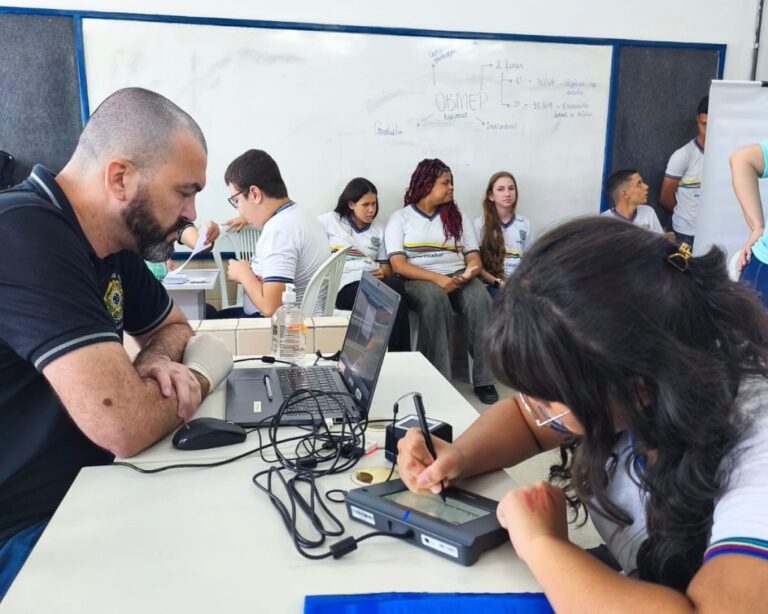 Iniciativa do TRE-PE Facilita Emissão do Título Eleitoral nas Escolas de Pernambuco Iniciativa do TRE-PE Facilita Emissão do Título Eleitoral nas Escolas de Pernambuco