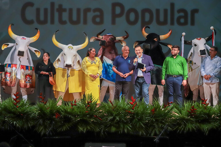 Manaus Celebra Cultura Amazonense em Grande Estilo - Reconhecimento e Emoção no Teatro Amazonas
