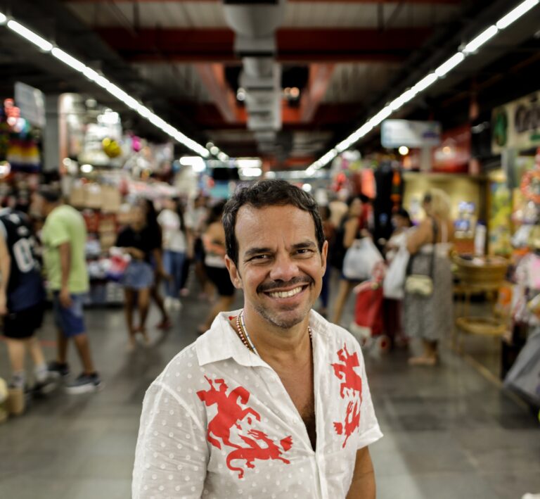 Marcelo Moutinho Retorna ao Conto com ‘Gentinha’: Uma Reflexão Lúdica sobre o Cotidiano Carioca Marcelo Moutinho Retorna ao Conto com 'Gentinha': Uma Reflexão Lúdica sobre o Cotidiano Carioca