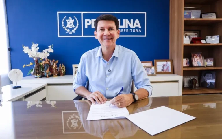 Prefeito Simão Durando Sanciona Projeto que Implementa Pix Tecnológico para Educadores em Petrolina