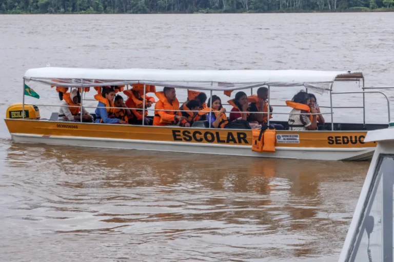 Transporte Escolar Fluvial: Uma Transformação na Educação das Comunidades Ribeirinhas