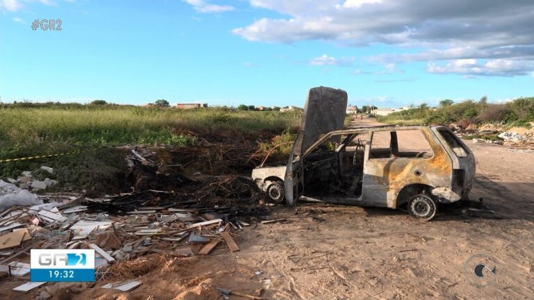Corpo Carbonizado Encontrado em Veículo em Chamas em Petrolina: Investigação em Andamento Corpo Carbonizado Encontrado em Veículo em Chamas em Petrolina: Investigação em Andamento