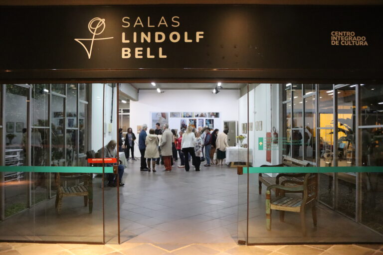 Exposição ‘Raízes e Reflexos: A Arte de Santa Catarina’ Promove Talentos Locais Exposição 'Raízes e Reflexos: A Arte de Santa Catarina' Promove Talentos Locais