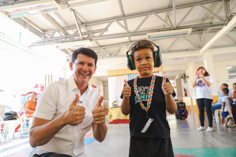 Fones Abafadores: Iniciativa de Simão Durando Para Alunos com TEA em Petrolina