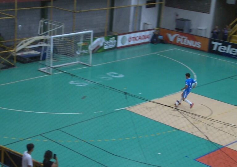 Gol Feito Perdido: Jogador de Futsal Se Diverte com Lance Inusitado