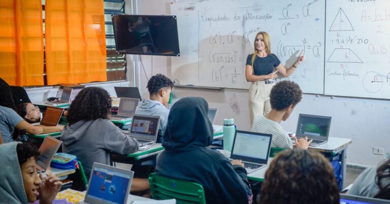 Governo de SP Anuncia Bônus de Quase R$ 1 Bilhão para 188 Mil Educadores Governo de SP Anuncia Bônus de Quase R$ 1 Bilhão para 188 Mil Educadores