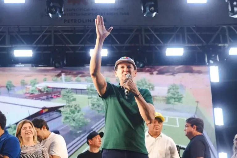 Prefeito Simão Lança Parque de Exposição e Lazer Durante Abertura da ExpoRajada