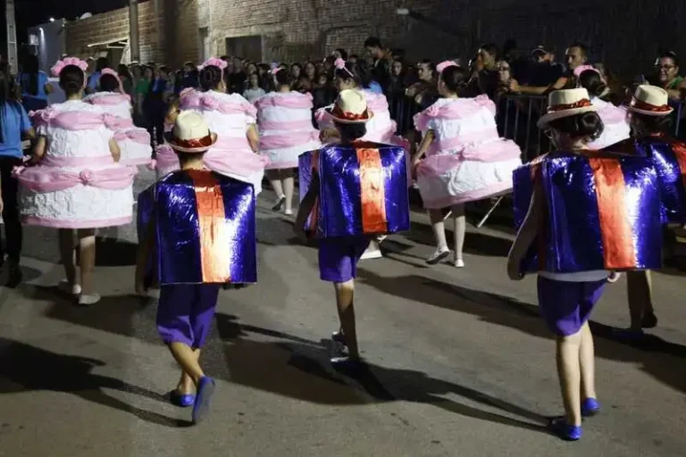 Rajada Celebra 95 Anos com Desfile Temático e Emoção