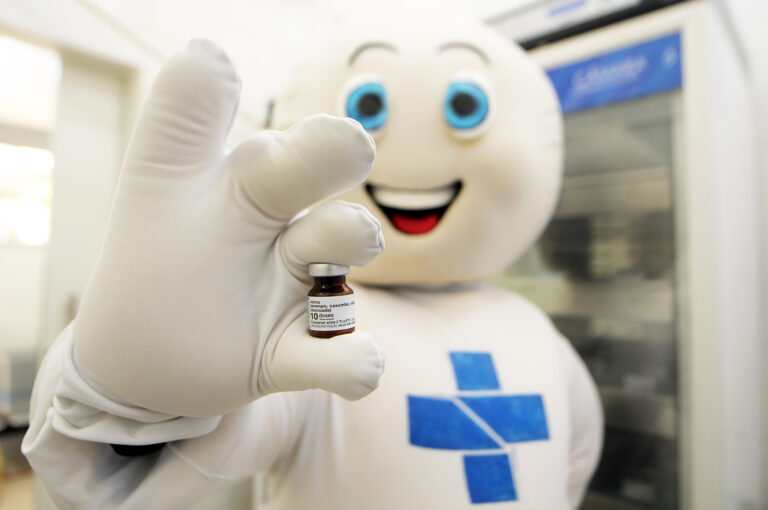 Viajantes e Profissionais de Turismo: A Importância da Vacinação Contra o Sarampo