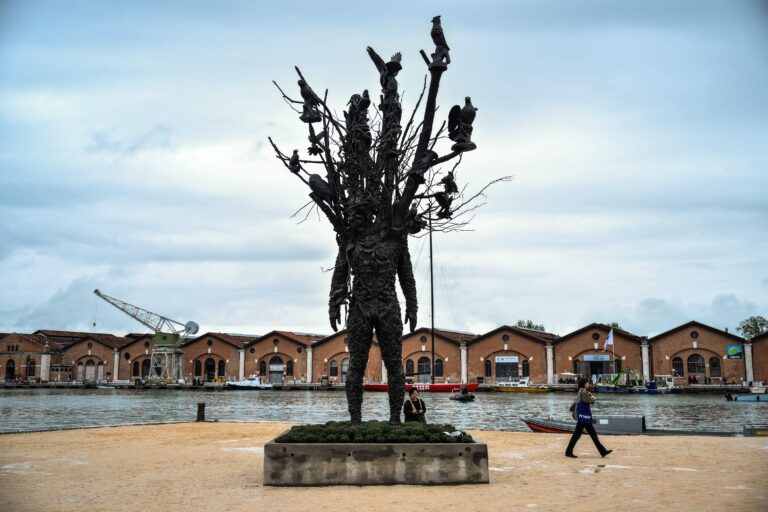 Bienal de Veneza: A 61ª Edição Entre Protestos e Reflexões sobre o Colonialismo