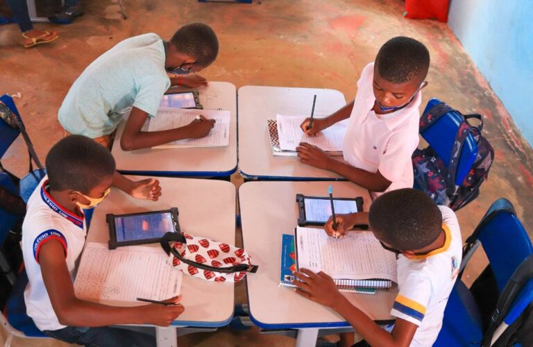 Brasil Alcança 72% de Escolas com Conexão Adequada, Mas Desigualdades Regionais Persistem