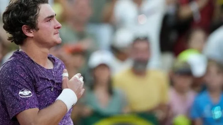 João Fonseca enfrenta Novak Djokovic em Roland Garros: saiba onde assistir ao duelo