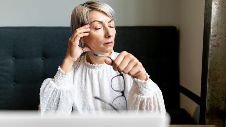 Menopausa: Como Essa Fase Transforma Sono, Trabalho e Saúde Mental das Mulheres