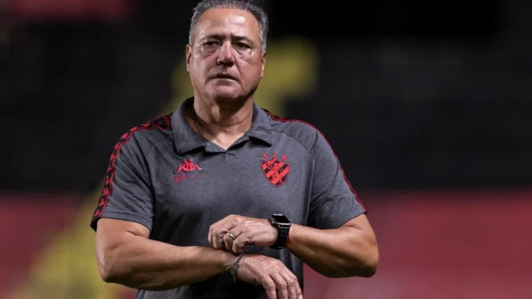 Márcio Goiano enfrenta críticas após empate do Sport na Ilha e reforça foco na Série B Márcio Goiano enfrenta críticas após empate do Sport na Ilha e reforça foco na Série B