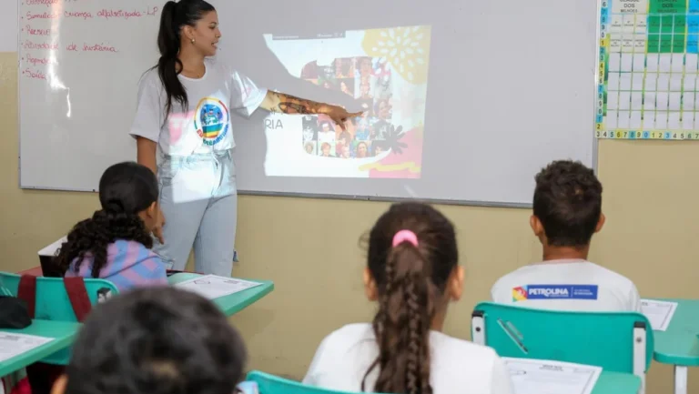 Prefeitura de Petrolina convoca quase 1.200 aprovados no maior concurso da história da Educação Prefeitura de Petrolina convoca quase 1.200 aprovados no maior concurso da história da Educação