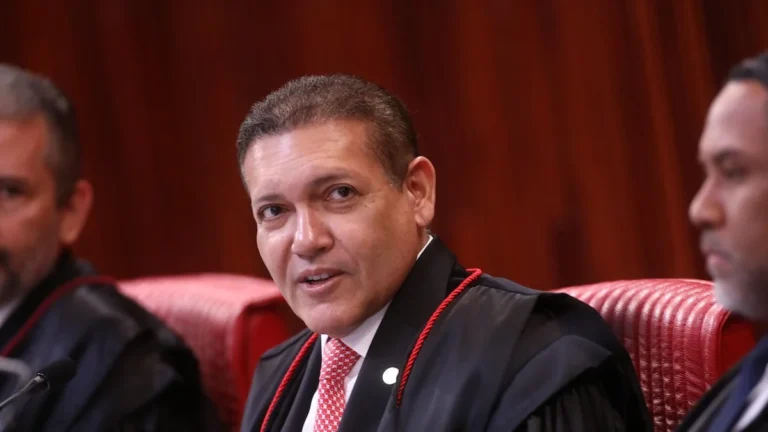 Ministros do TSE divergem sobre liminar de Nunes Marques que suspende pesquisa eleitoral Ministros do TSE divergem sobre liminar de Nunes Marques que suspende pesquisa eleitoral