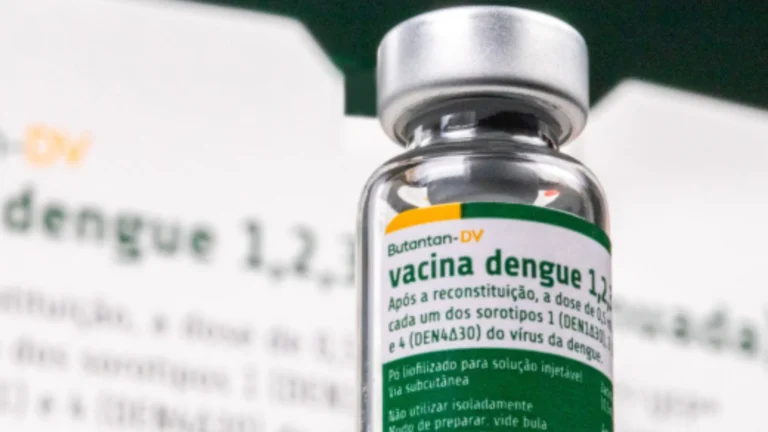 Pernambuco suspende vacinação contra dengue para profissionais de saúde após reações severas Pernambuco suspende vacinação contra dengue para profissionais de saúde após reações severas