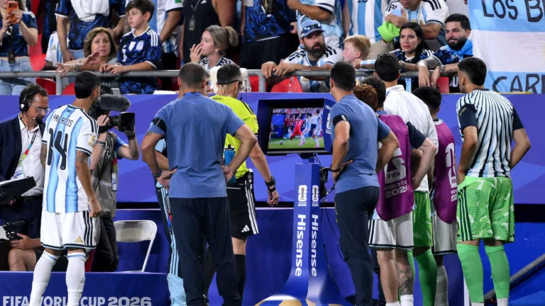 FIFA adota medida inédita para aprimorar arbitragem na Copa do Mundo FIFA adota medida inédita para aprimorar arbitragem na Copa do Mundo